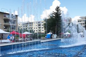 Zi de vară cu o fântână „ştirbă”