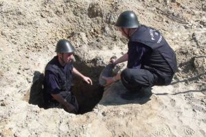 Grenadă rămasă neexplodată ridicată de pirotehnişti, de la Păgida