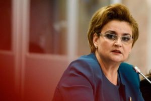 Miniştrii Gavrilescu şi Deneş au mers în zonele afectate de inundaţii; au discutat cu oamenii şi au anunţat investiţii