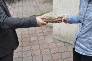 Bărbat din Miercurea Ciuc, lovit şi prădat de portofetul cu 4.100 de lei de doi tineri