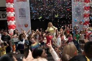 Sute de copii s-au bucurat de un spectacol de dans şi muzică, momente interactive şi surprize dulci la Dragonul Roşu