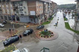 Câteva minute de ploaie au transformat străzile Sucevei în adevărate canale navigabile