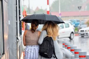 Ploi însemnate şi intensificări ale vântului până joi noaptea, în Bihor