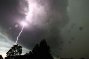 Vreme instabilă în Prahova - Averse şi descărcări electrice