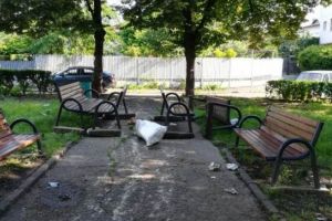 Vai de noi! Loc de joacă vandalizat, în cartierul Mihai Bravu