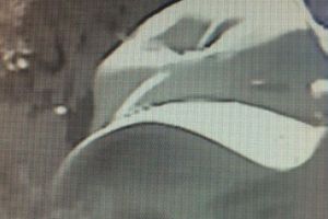 Îl recunoaşteţi? Poliţia caută un bărbat care a furat un portofel şi a retras banii de pe card (VIDEO)