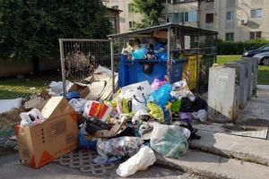 Asociatiile de proprietari din Ploiesti refuza sa mai plateasca firma ROSAL. Ce trebuie sa faci daca ai ramas cu gunoaiele nestranse
