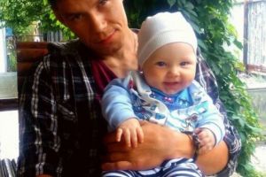 Tată monstru. Și-a omorât soţia cu un topor, iar la final i-a despicat capul în două. După ce a văzut că nu mai mişcă, a pregătit o funie şi a pus ştreangul în jurul copilului de 2 ani. Micuţul era atât de speriat că nici măcar nu a plâns. Ce a urmat e in