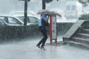 Avertizare NOWCASTING de ploi torenţiale, vijelii şi descărcări electrice. Cod portocaliu pentru mai multe localităţi hunedorene