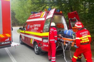 Accident grav lângă Ineu: Două maşini s-au lovit frontal, o tânără din Bihor a ajuns la spital