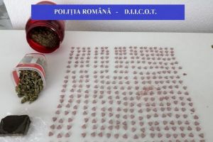 Captură DIICOT în Marghita: Aproape 1.000 de pastile de ecstasy şi amfetamine, canabis, rezină de canabis şi ţigări nemarcate au fost confiscate. Două persoane au fost reţinute