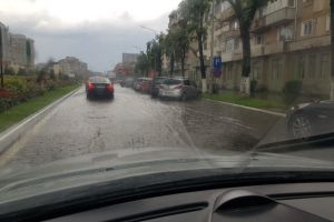 Curţi şi străzi din Deva inundate de ploile torenţiale. GALERIE FOTO