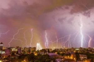 Vremea face ravagii în Capitală. Cod portocaliu de ploi torenţiale