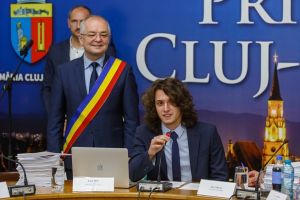 Elev olimpic ce a obţinut locul I la Olimpiada Internaţională de Latină, premiat de Emil Boc