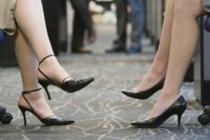 Femeile din Japonia cer să nu mai fie obligate să poarte tocuri la muncă