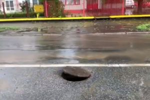 VIDEO. Un capac de canalizare “saltăreţ”  în mijlocul străzii le dă de furcă şoferilor, în Deva
