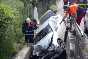 Accident la Suseni: O maşină a ajuns în şanţ
