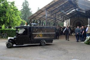 Fostul primar al Oradiei, Mihai Sturza, a fost condus pe ultimul drum, pe ploaie, de circa 150 de apropiaţi şi colaboratori (FOTO / VIDEO)