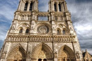 Pericol de contaminare la Catedrala Notre-Dame. Femeile gravide şi copiii sfătuiţi să îşi facă analizele