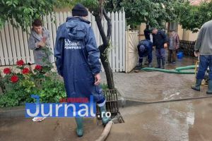 GALERIE FOTO: Intervenţii ale voluntarilor pentru evacuarea apei în trei localităţi