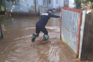 ULTIMĂ ORĂ: Pompierii intervin cu o motopompă la Țifeşti