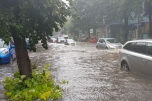 Ploile torenţiale au perturbat traficul rutier. Mai mulţi şoferi sunt blocaţi în maşini