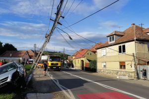 FOTO Un şofer neatent a intrat într-un stâlp de curent la Șura Mare
