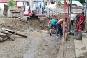 FOTO: Mai mulţi tineri din Aiud au sărit în ajutorul sinistraţilor din Pianu de Sus – Au scos noroiul dintr-o gospodărie şi au dus o bătrână bolnavă la spital