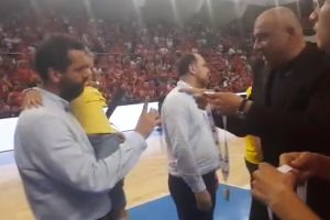 Antrenorul echipei de baschet BC CSU Sibiu a refuzat să primească medalia de argint la Oradea (VIDEO)