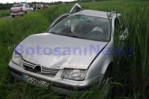 FOTO Accident! Un tânăr de 20 de ani din Botoşani şi-a distrus maşina, după ce a urcat băut la volan