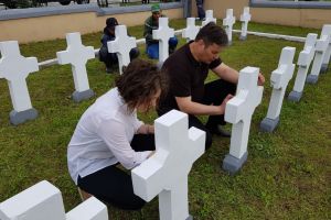 FOTO Prefectul Botoşaniului şi directorul Urban Serv au făcut curat şi au vopsit cruci în Cimitirul Eroilor