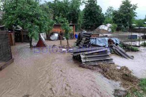 FOTO! Familie din localitatea Călăraşi-Botoşani, disperată după ce i-a fost inundată casa: Avem apă în casă, apa în grădina, curge peste tot. Suntem distruşi