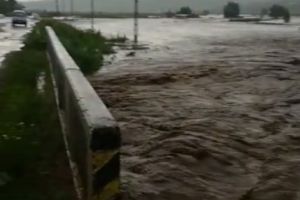 VIDEO Imagini înfricoşătoare! O viitură puternică a inundat zeci de hectare de teren