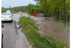 VIDEO Inundaţii la Todireni! Apa a acoperit un drum judeţean şi a intrat într-o casă