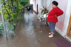 FOTO Nouă gospodării dintr-o comună din Botoşani, afectate de inundaţii. Au intervenit pompierii şi angajaţii Primăriei