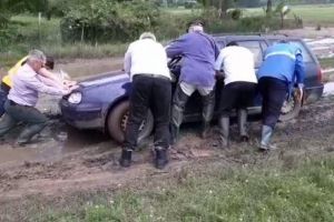 În ţara pe care PSD se lăuda că a „scos-o din noroaie”, delegaţia ministrului Apelor a rămas împotmolită cu maşina în nămol. Ministrul a împins autoturismul blocat