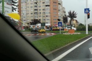 Copil de 12 ani, lovit de maşină pe o trecere de pietoni de pe strada Toamnei
