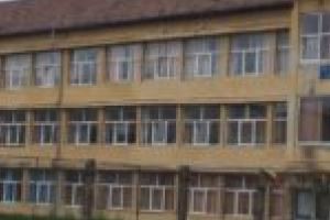 Pericol la o şcoală din Caransebeş! Țiglele de pe acoperiş au luat-o la vale!