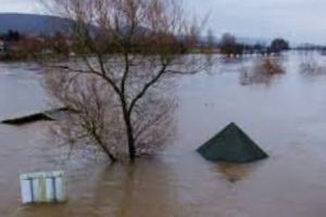 Prăpăd la Botoşani. Opt comune sunt inundate. Locuitorii s-au trezit cu puhoaiele în case