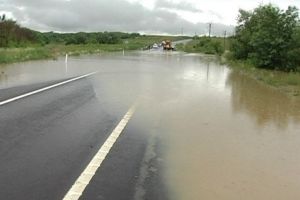 Trei drumuri naţionale inundate. Trafic blocat sau îngreunat