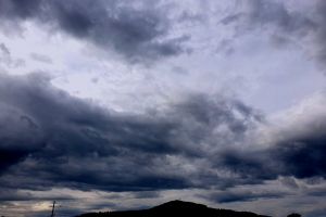 Avertizare de ploi şi vijelii, cod galben de inundaţii. Instabilitate atmosferică până în 7 iunie