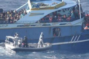 Pluta din sticle şi ghivece din plastic, dotată cu panou solar pentru încărcarea telefonului. Cine a vrut să traverseze în acest mod Marea Nordului