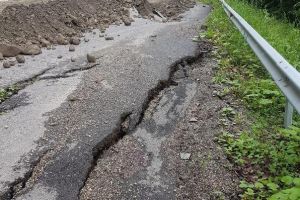 FOTO: Drum judeţean rupt de ape. Trafic închis spre Năruja