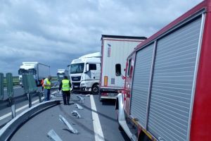 Circulaţie îngreunată pe autostrada Lugoj-Timişoara, după ce un autotren a lovit un parapet