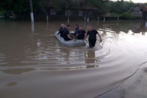 Pompierii au salvat cu barca o bătrână izolată de inundaţii