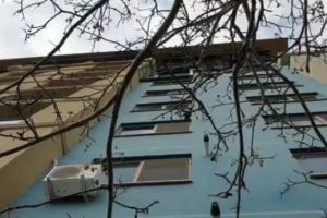 Un copilaş de 2 ani a murit după ce a căzut de la etajul 5 al unui bloc din Năvodari. Era acasă cu mama