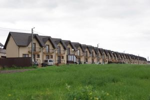 Casele înghit tot mai mult din câmpurile din jurul Sucevei