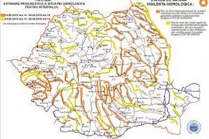 Codul portocaliu de inundaţii, prelungit până miercuri după-amiază