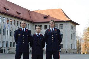 Trei elevi de la Colegiul Militar se vor forma ca ofiţeri în academii din Statele Unite ale ...