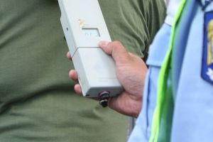 Pericol public. Un şofer băut, fără permis şi cu o maşină neînmatriculată, oprit în trafic de poliţişti